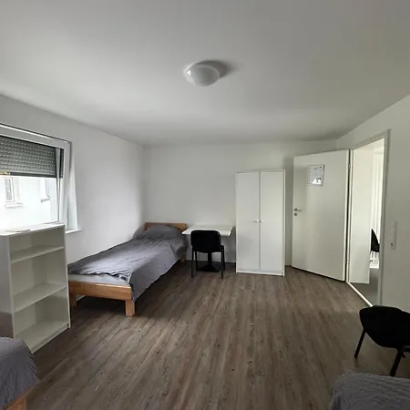 Nahe Flughafen, Mit Dachterrasse, 3 Schlafzimmer *